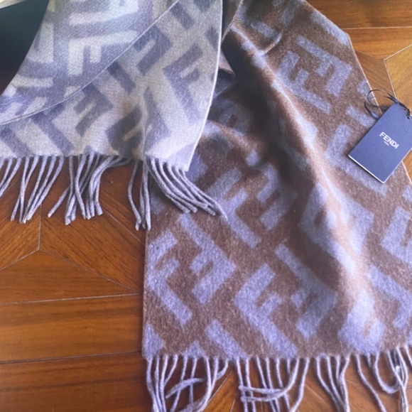 Fendi Gray and Cream Logo Wool Scarf - Picture 4 of 8
